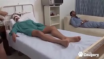 Рыжая мамуля мастурбирует болт приятеля меж объемных буферов на диване
